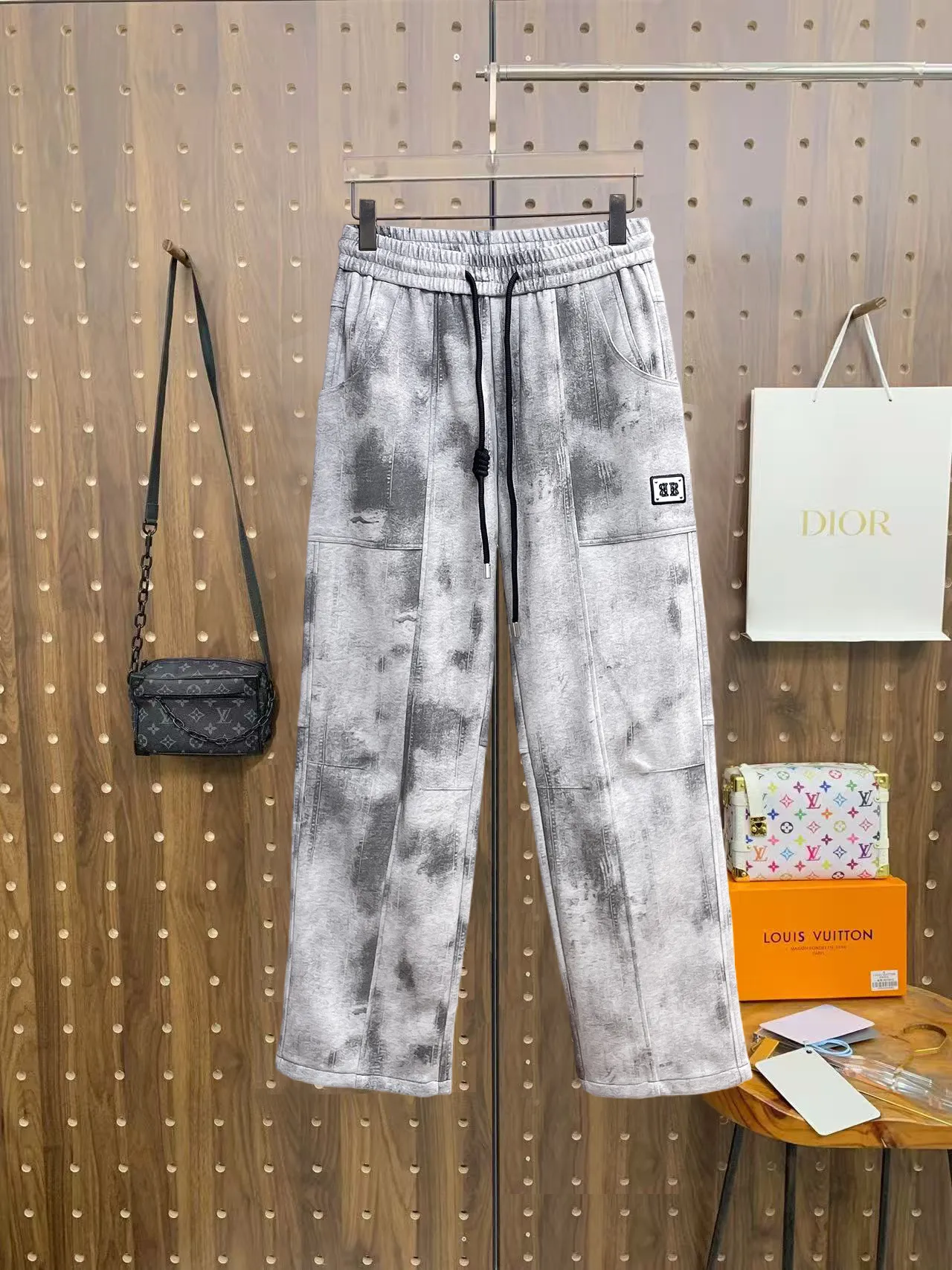 Balenciaga 🆕2026 Autumn and Winter New Arrival Casual Pants! The official website will be released simultaneously. Brand Classic LOGO casual pants, customized fabrics, excellent comfort and strong touch. Highly recognisable, perfect appearance and craftsmanship. Size:M-3XL